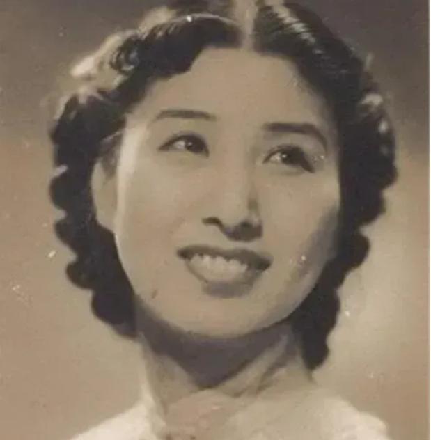 1940年深夜，郑苹如悄悄被押到小树林，特务看着她长得太漂亮了，实在是不舍得开枪