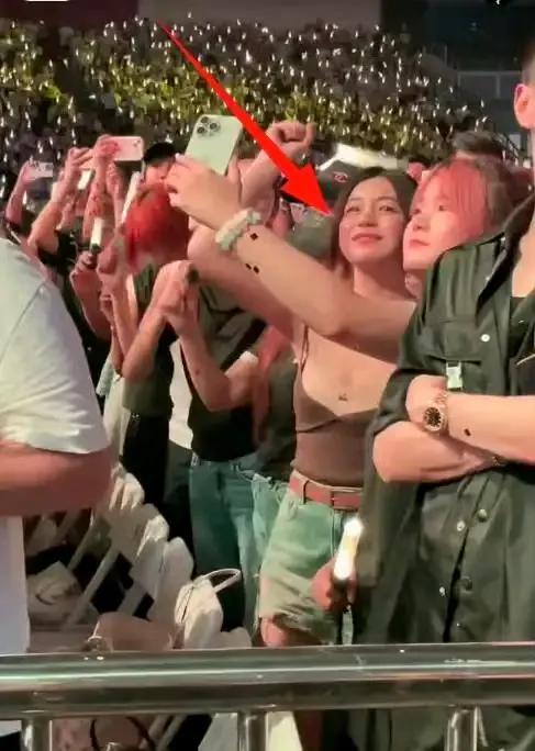 陈妍希现身李荣浩演唱会，一改往日温婉形象，此次穿搭风格大胆前卫，令人耳目一新！她