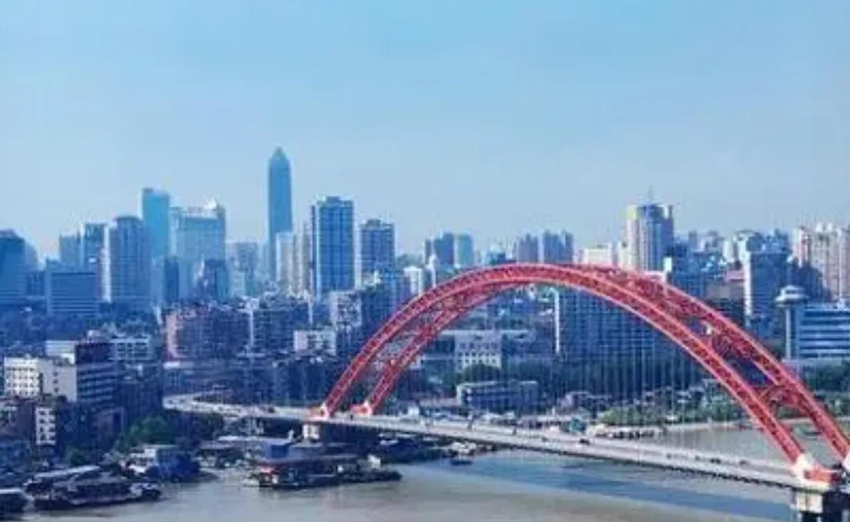 每年的新一线城市排名是按人口排的吗？
每年的新一线城市排名，成都都稳居榜首，这让