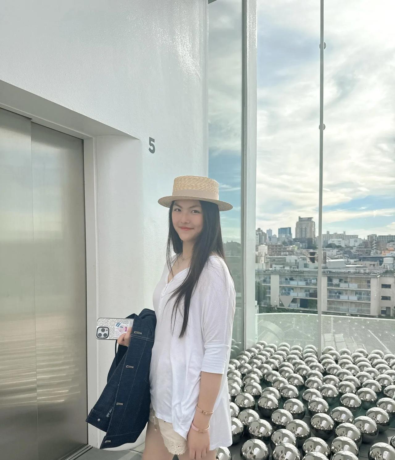 李湘带女儿王诗龄在日本看艺术展！
不知道平时王诗龄的穿搭是不是她妈妈帮她把关的，