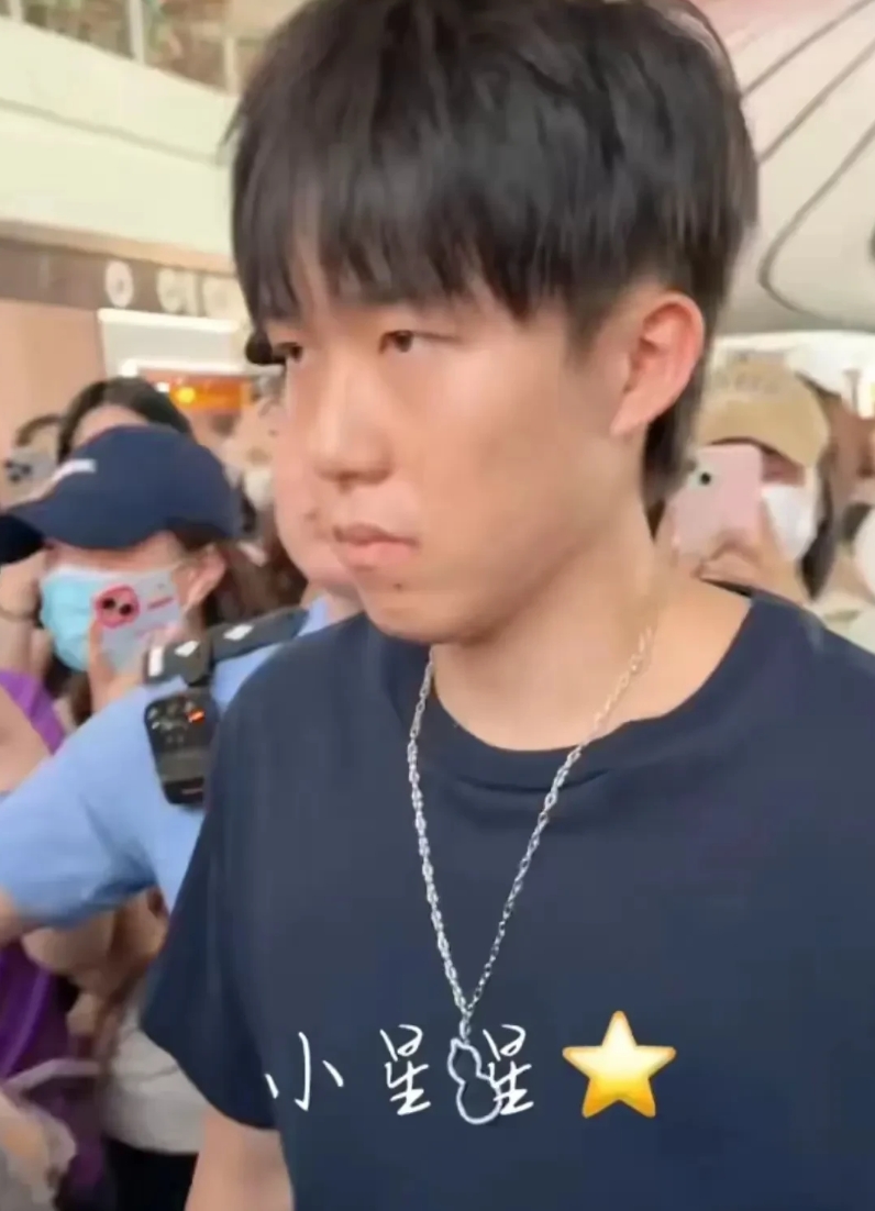 王楚钦生日应援场面，
国乒历史上第一人吧。
场面火爆人山人海，
王楚钦也没有很开