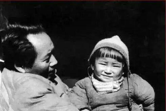 1941年，保卫部长钱益民让警卫员下河洗澡，警卫员下河后，钱益民却拿走了他们的腰