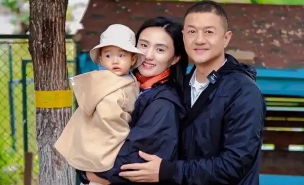 我挺佩服李亚鹏的小妻子海哈金喜。

她带着幼小的女儿跟李亚鹏颠沛流离。

短短一