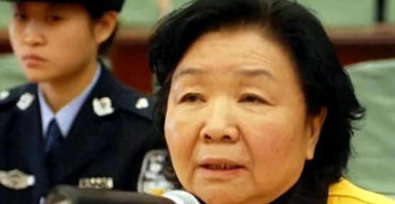 2008年，三鹿集团的董事长田文华因奶粉事件让30万个家庭失去了希望。原本被判无