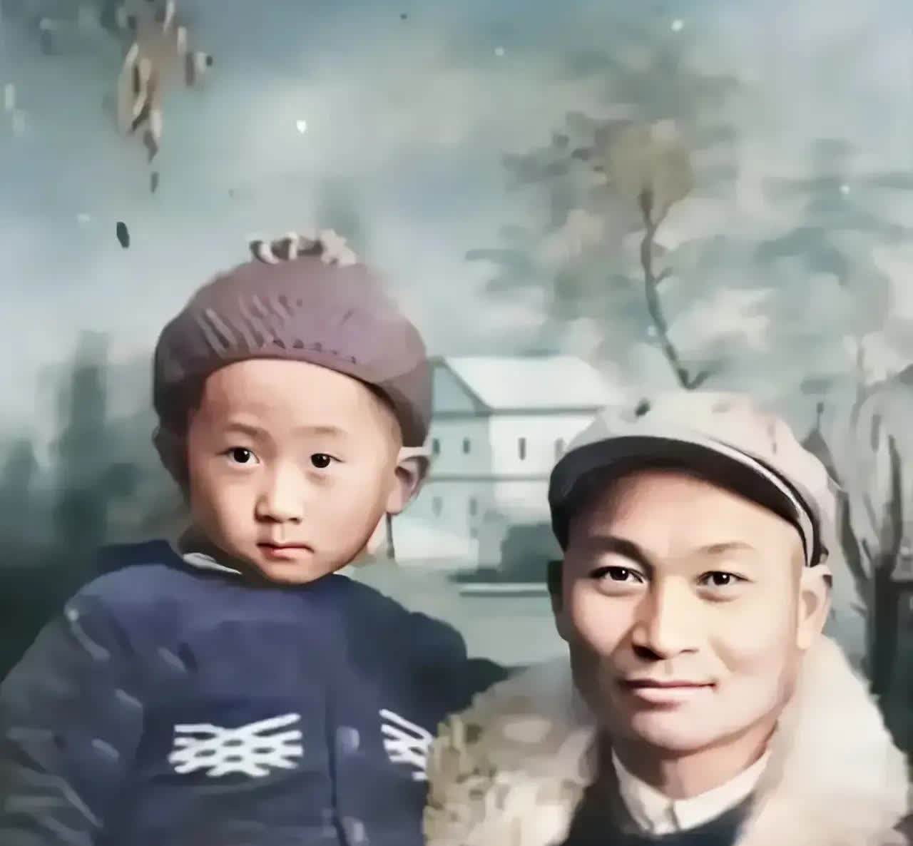 第一张老照片引发无数网友感慨：画面中，是一位慈祥老人怀抱婴儿，那位老人正是王思聪