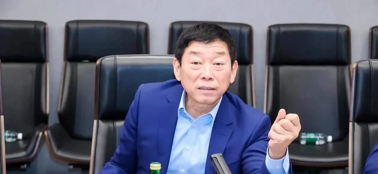 长城这次不造汽车转头推出了重卡，其实能透露出来三层意思。

第一:汽车行业现