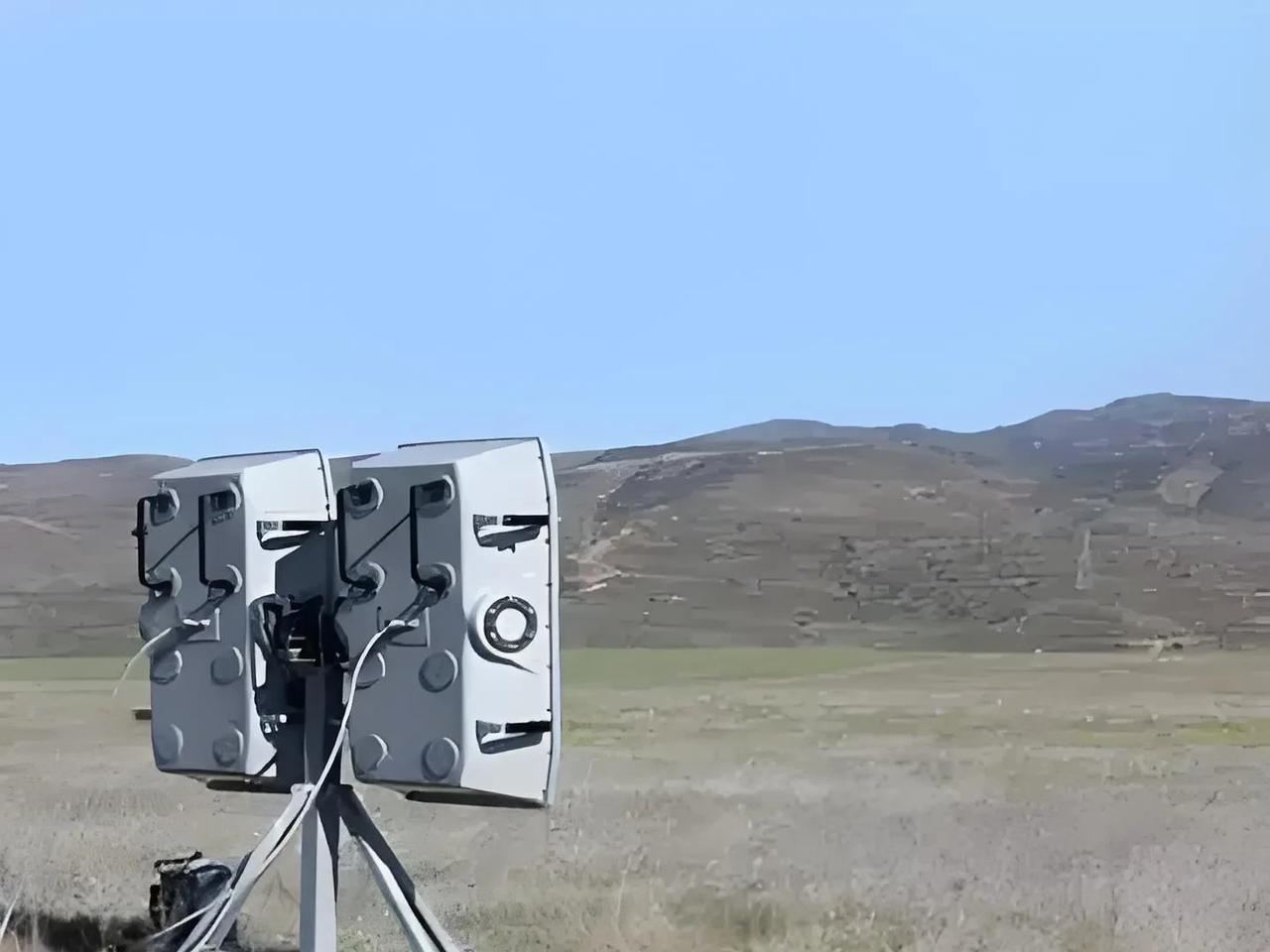 塞尔维亚警方动用了名为LRAD的武器对抗议者进行驱散。该武器被称为“音波炮”，通