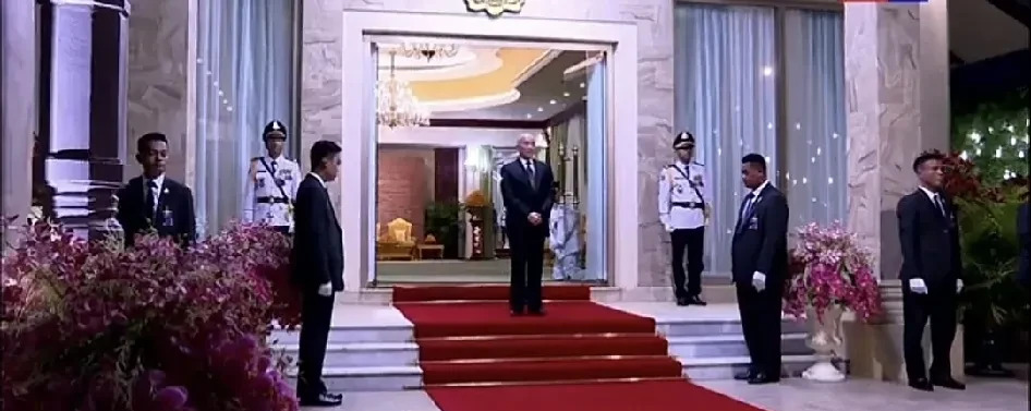 柬埔寨国王西哈莫尼亮相











帅气的西哈莫尼国王，你绝对想不到他