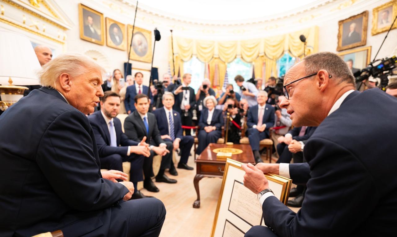 俄罗斯前总统梅德韦杰夫今天发文说：“正在白宫访问的德国新总理默茨的处境和伤寒虱子