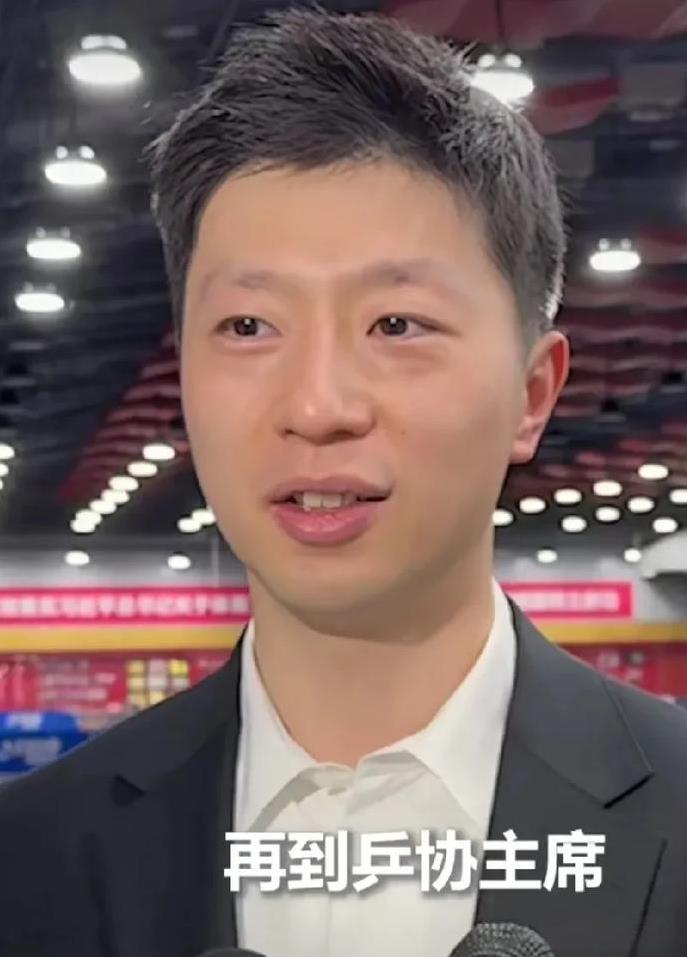 今天唠唠马龙副主席的8次世乒赛“封神之路”！
但龙队的传奇永不落幕！从青涩到王者