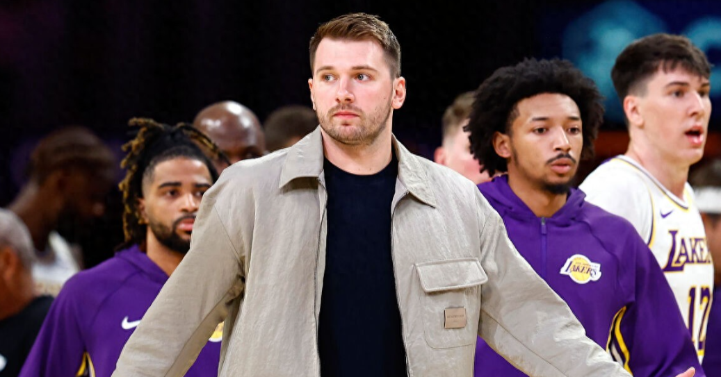 据ESPN报道，湖人主帅JJ-雷迪克表示，卢卡-东契奇将会在明天客场挑战太阳的比
