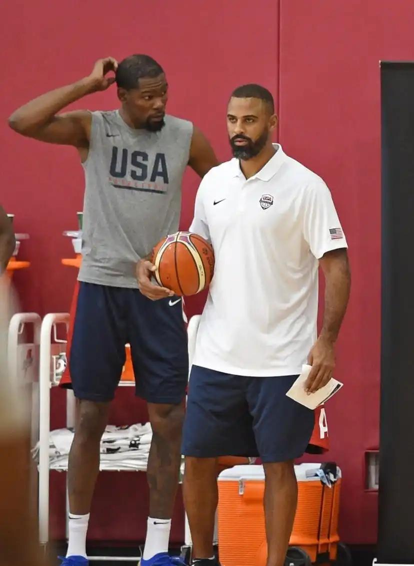 前NBA球员小里弗斯真是一点不懂球！最近小里弗斯在参加的一个节目中，聊到了火箭的