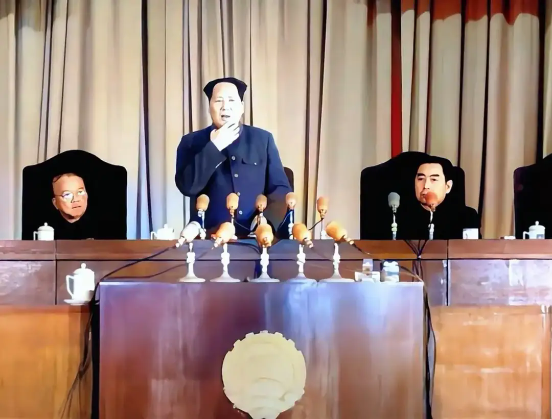 中国人民解放军的缔造者毛主席说过：
“我们这支军队具有一往无前的精神，它要压倒一