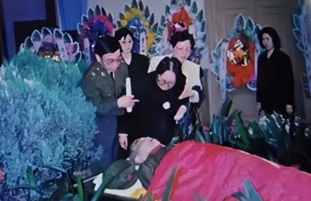 90年代，开国少将李人林将军的遗体告别仪式，妻子站在一旁满脸不舍！

1995 