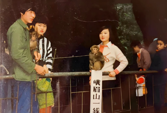 1985年，四川。游峨眉山的女大学生，那时猴子眉清目秀，也就40来年功夫，为啥现
