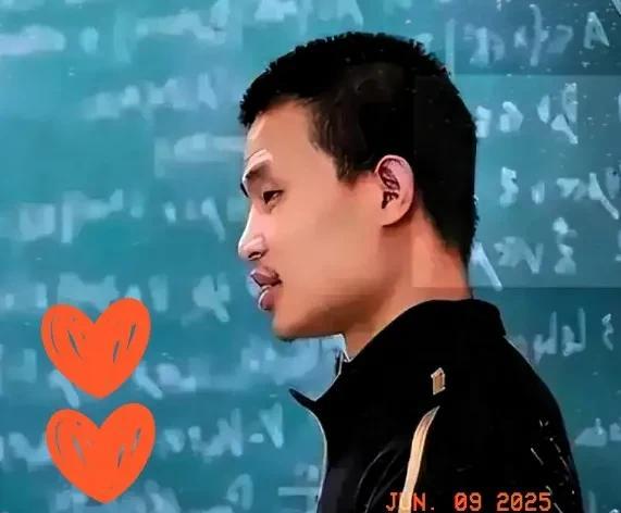 一觉醒来，
北大教师管理天塌了！
北大教室管理工作组到韦东奕家里做走访，发现韦东