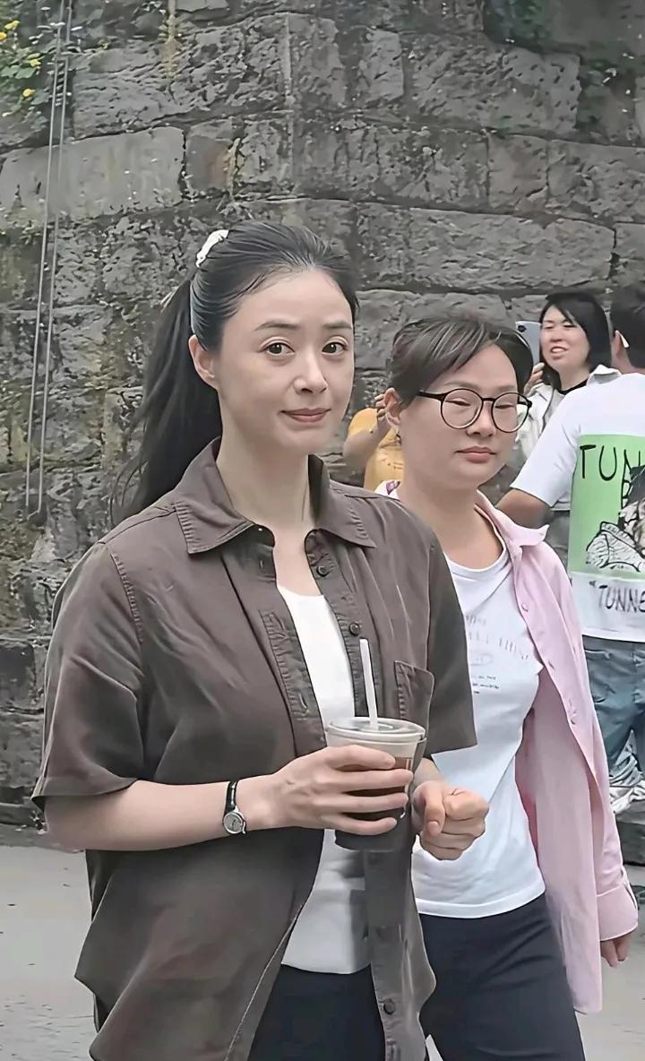 街头偶遇蒋欣，虽然素颜，穿搭也很朴素，但却自带光芒的她，真是太美太真实了，路人和