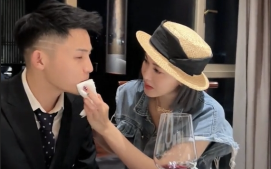 妻子与男网红暧昧不清，丈夫酒店当场抓获，揭露惊人骗局与阴谋