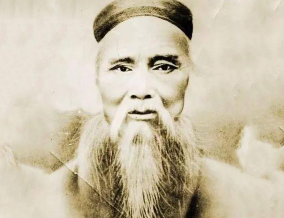 1932年，30多名土匪到武当山抢黄金，武当道总徐本善一脚踢断旁边的石头护栏：“