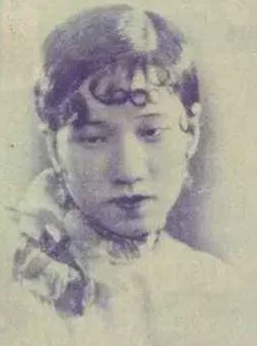 张学良最爱的女人是谁？少帅一生风流、红颜知己无数。“西安事变”后被幽禁，赵一荻陪