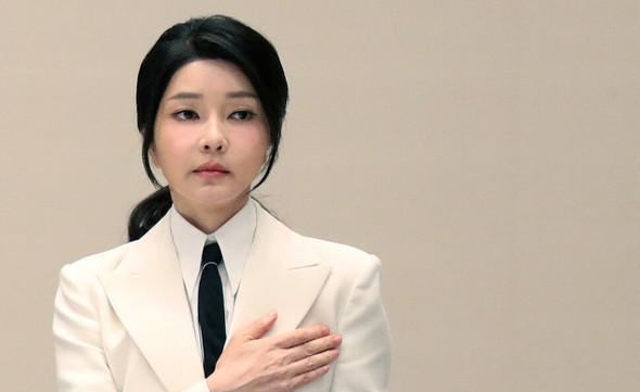 尹锡悦的老婆还在作，拒绝接受传唤，要求先把文在寅和李在明办了
韩国前总统尹锡悦的