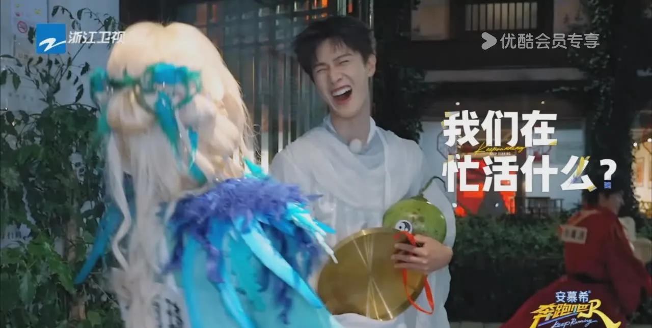 明明玩剪刀石头布玩输了，为什么李昀锐还笑得那么甜呀？
看了昨晚那期《跑男》，发现