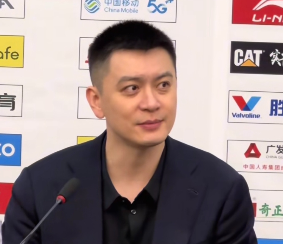 杨鸣发布会说错话，怒抽自己耳光，原来只因这句话！

在3：0淘汰新疆队之后的发布
