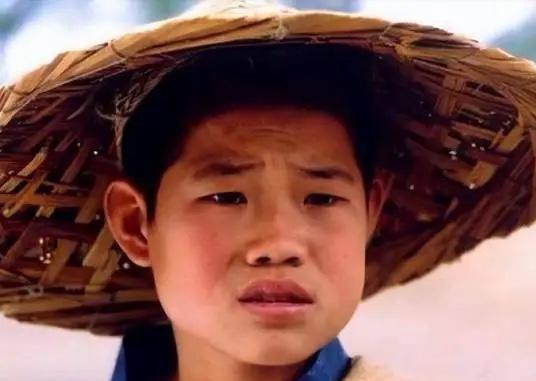 2003年《小兵张嘎》热播时，14岁的谢孟伟顶着锅盖头咬着木头枪，把野路子少年的