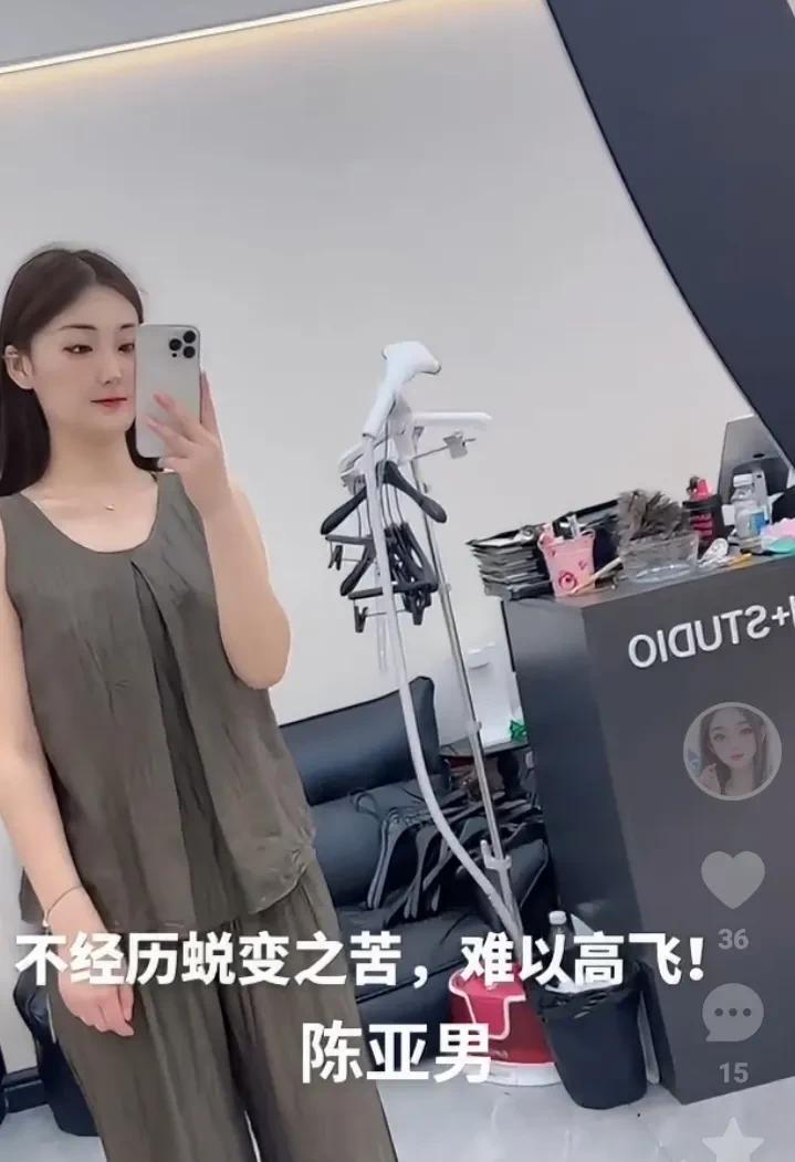 大衣哥的前儿媳陈亚楠好像后悔了
近日大衣哥朱之文的前儿媳妇陈亚楠发文说。
年少不