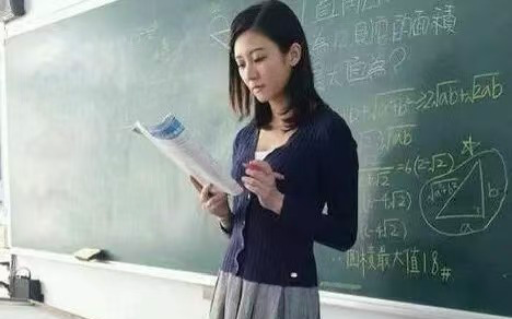 女老师结识出手阔绰的海归精英，当即以身相许，等榨干其钱财后直接提出分手：你太抠门了，我们不合适