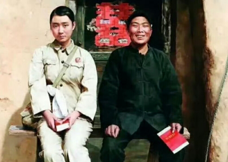 1969年 一下乡女知青和一贫农结婚 看着有点不开心