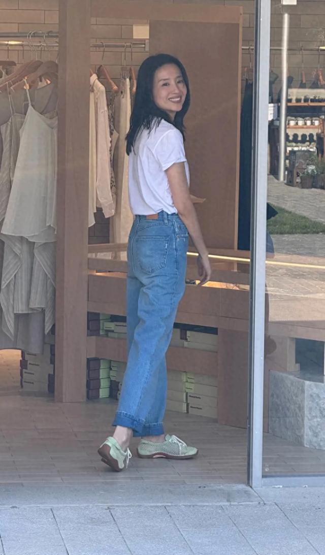 董洁在阿那亚开了服装店，她穿着白T恤坐在店里，当老板娘真惬意