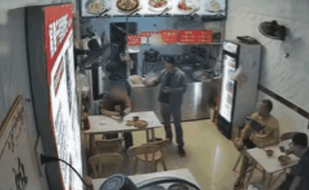 “这位民警火上人民日报了！”近日云南，休假的民警吃了一碗价值“30万元的馄饨”！