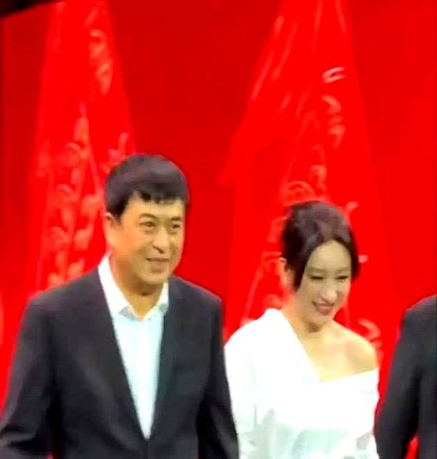 这俩人走到一起，一个腰脱一个扭腚，有个性啊[捂脸]秦海璐也是风情万种啊🌹🌹?