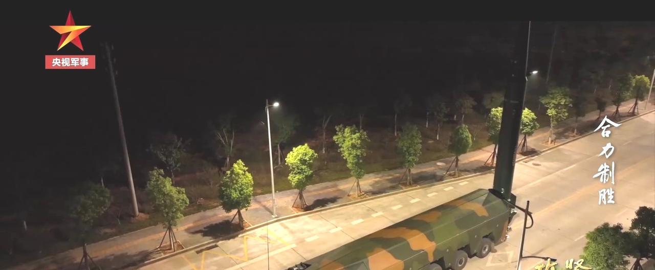 东风17吧，运输车的外观也变得认不出来了[惊呆]。
还有图二这位，这都是当今蓝星