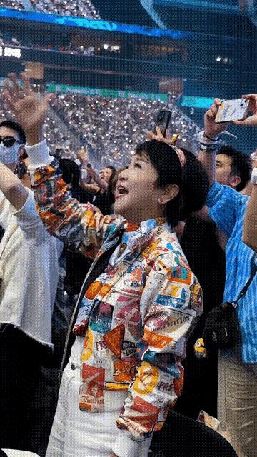 才发现，
谢霆锋的妈妈真是个狠人，
2000年，在她二婚的时候，请到的证婚人居然
