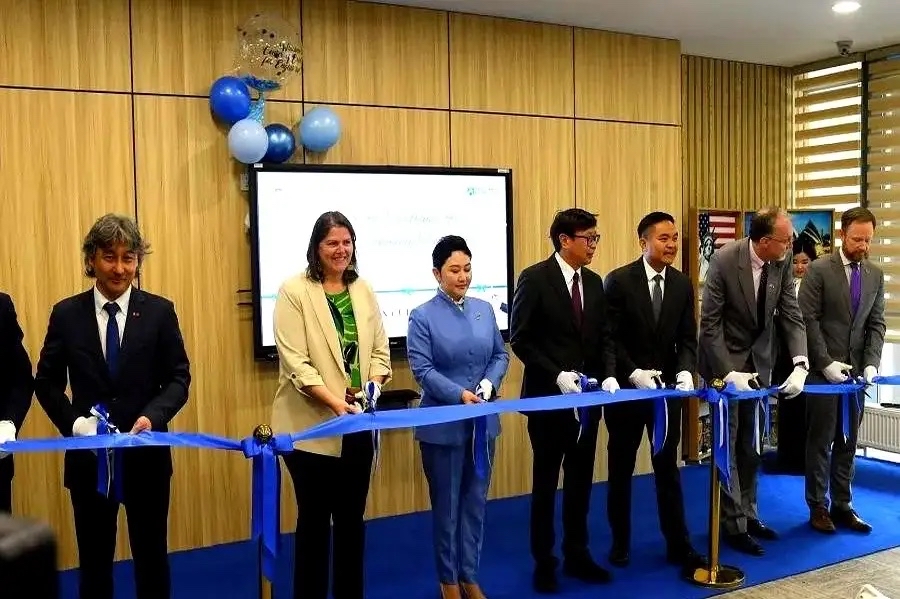 蒙古国外长巴特蒙赫一点悔意没有啊。
他转身便赶去出席了由美国大使馆与蒙古联合举办
