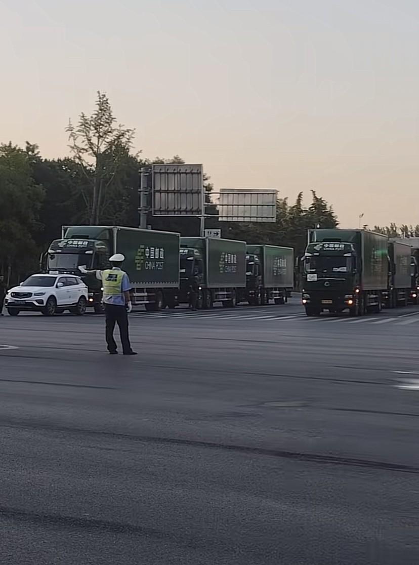 这几天，不管是在全国的哪个省份、城市、路段....只要他们出现了，路权就是最大的