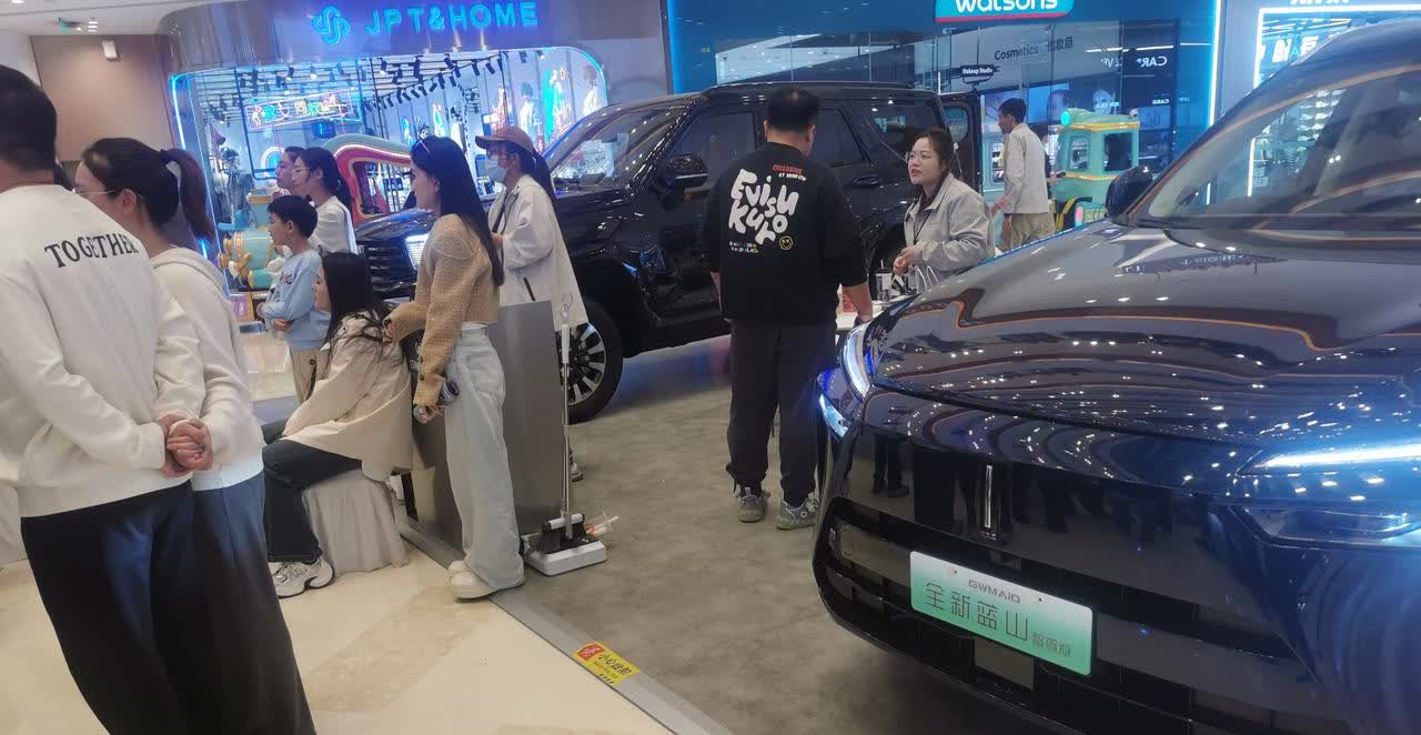 这就是为啥奇瑞卖不好的主要原因之一，人家都在商场卖奇瑞都在郊区的4儿子店