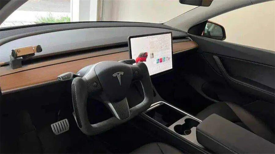 半幅方向盘被踢出国标，特斯拉带火的“飞船舵”走到头了