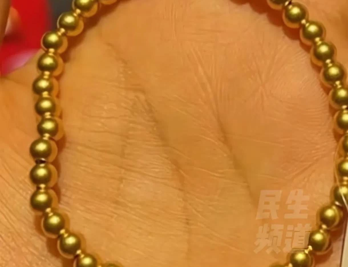 河南开封，女子去朋友家串门，整理衣袖时，不小心把1万多买的金手链给弄丢了，邻居老