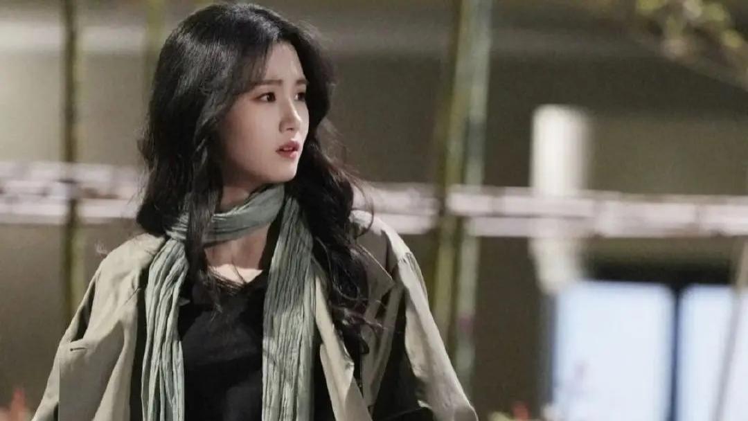 白裙与职场风无缝切换，卢昱晓《轧戏》变身多面女神引期待！