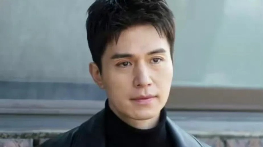 男神李栋旭变老了…

曾出演《我的女孩》《鬼怪》等大爆剧的李栋旭近日被网友吐
