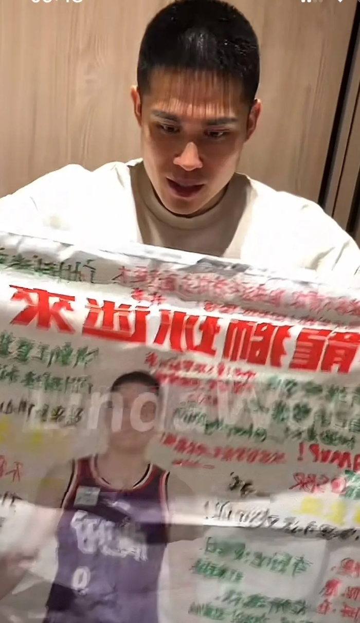 同样是被交易出来

为何一个心怀感恩，一个老死不相往来呢？

近日原广州龙狮球员