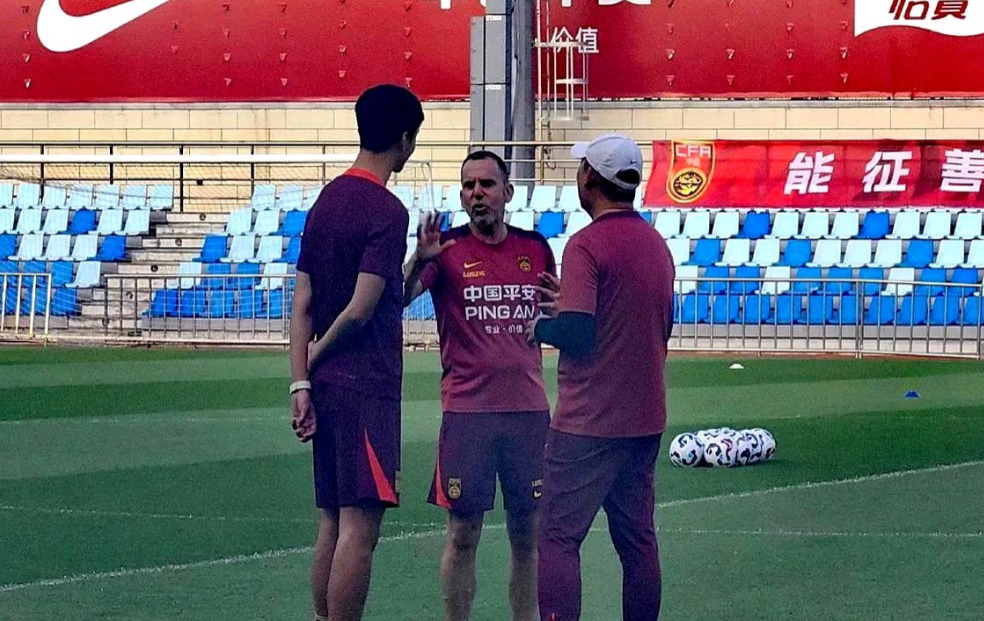 国足在大连正式集训了，代理主教练久尔杰维奇正式开始了工作，训练场透露出了三个信号