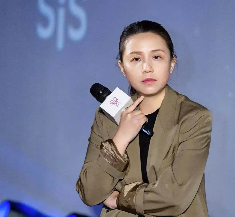 奉劝大家一句，
做人别学龙丹妮，

难怪她旗下的艺人都都没有爆火的，唯一一