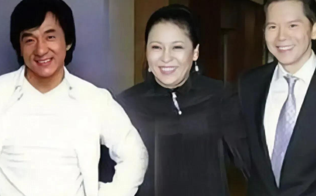 2001年，成龙拍《尖峰时刻2》时，被新义安的成员勒索：“50w场地费，否则别想