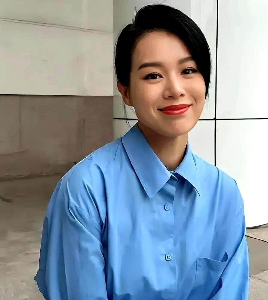 胡杏儿自购学区房











天呐！胡杏儿竟然自己掏腰包买了学区房！难