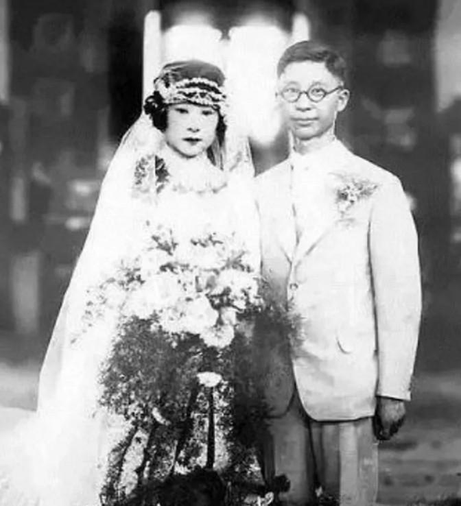 1966年，作家“老舍”被妻子举报，随即便被一伙人抓走，黄昏时，他满身伤痕，跛着