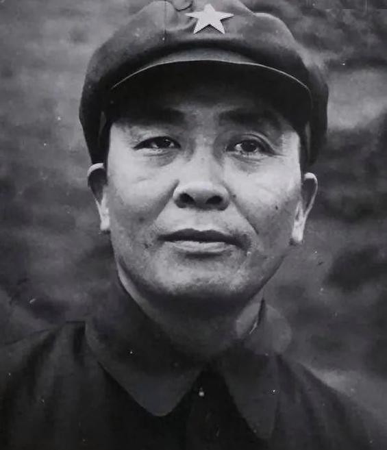 谭政被关8年，不知自己为何被整，后来徐帅一语挑明：你真是个书生！
1975年的一